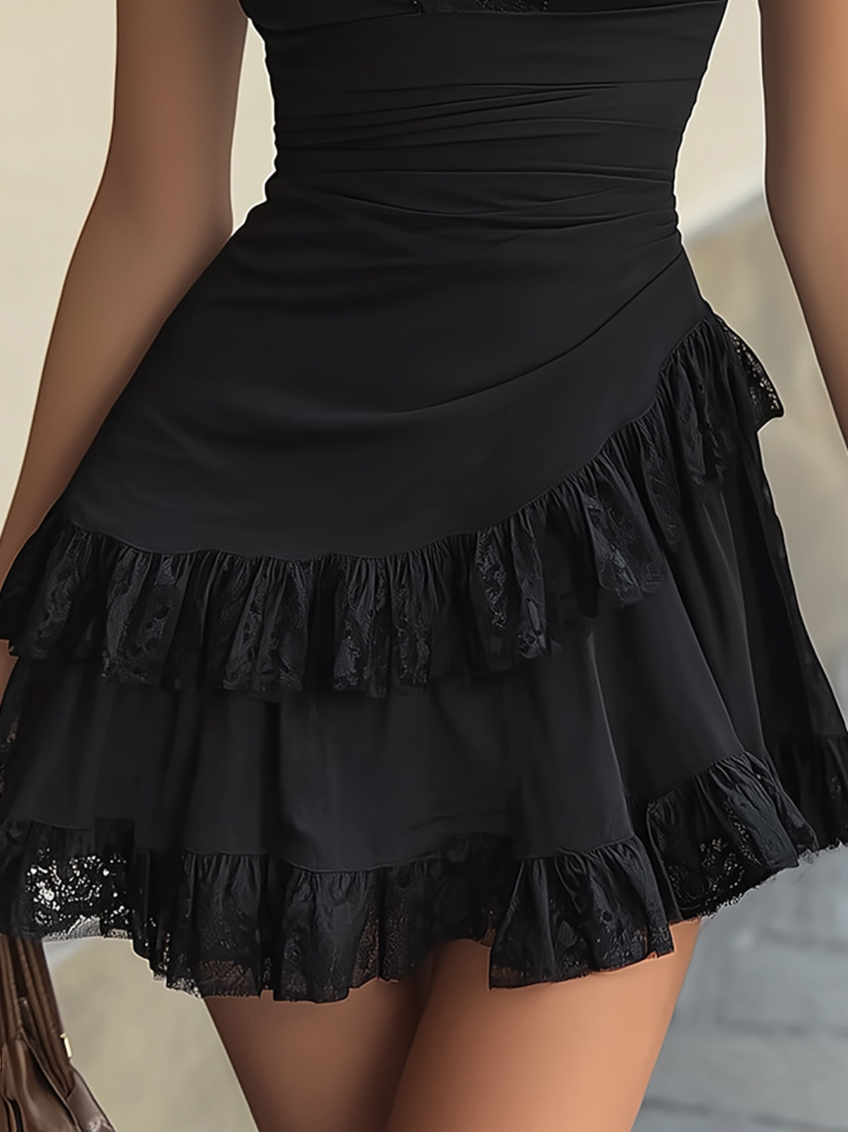 Minivestido Negro de Encaje con Volantes y Escote en V