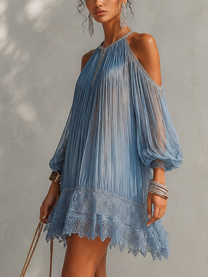Minivestido Azul Fruncido con Hombros Descubiertos y Bajo de Encaje