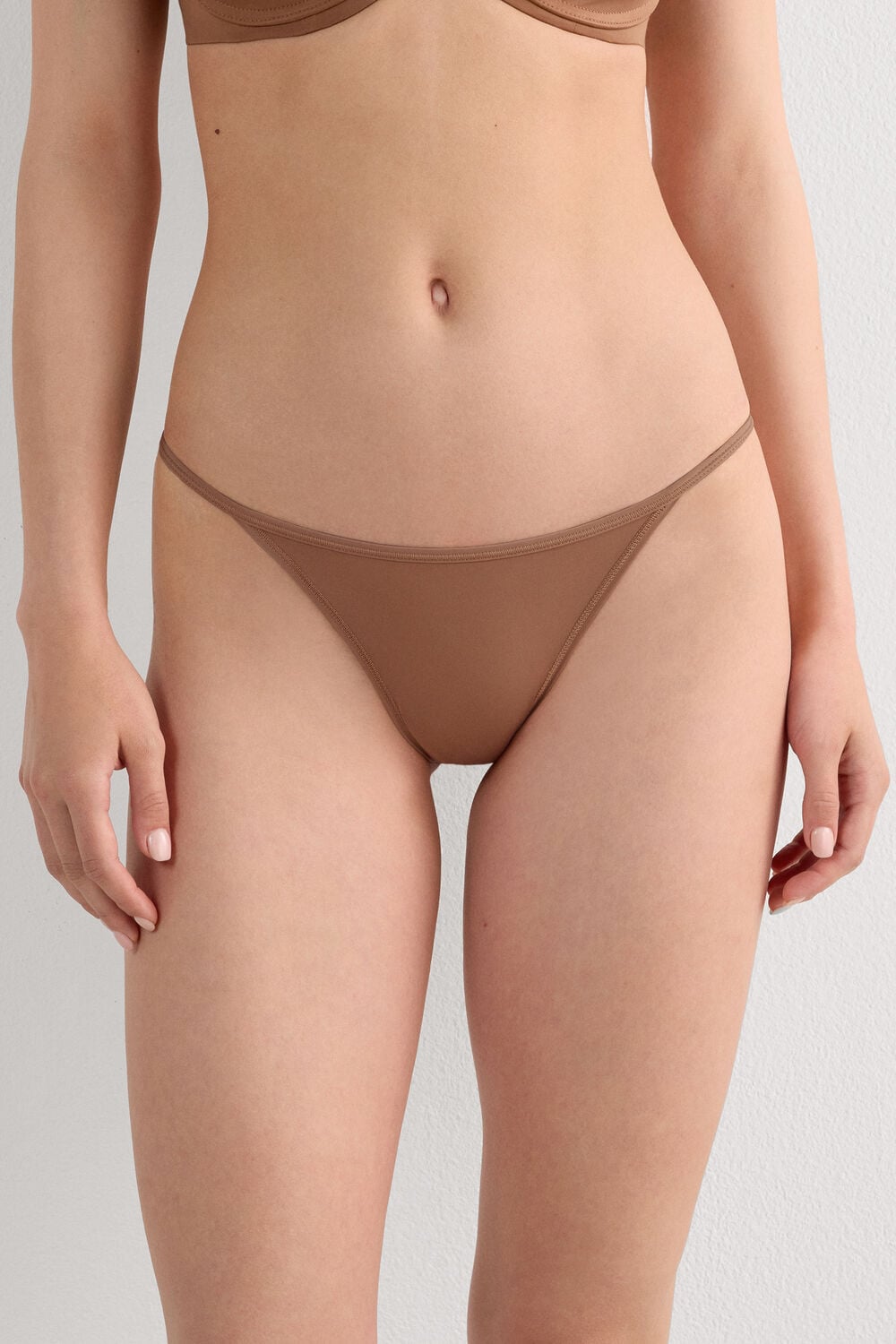 Tanga de hilo con laterales estrechos confeccionada en microfibra ultraligera.