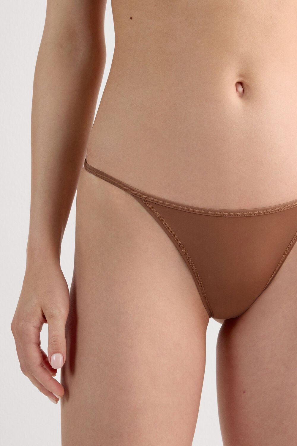 Tanga de hilo con laterales estrechos confeccionada en microfibra ultraligera.