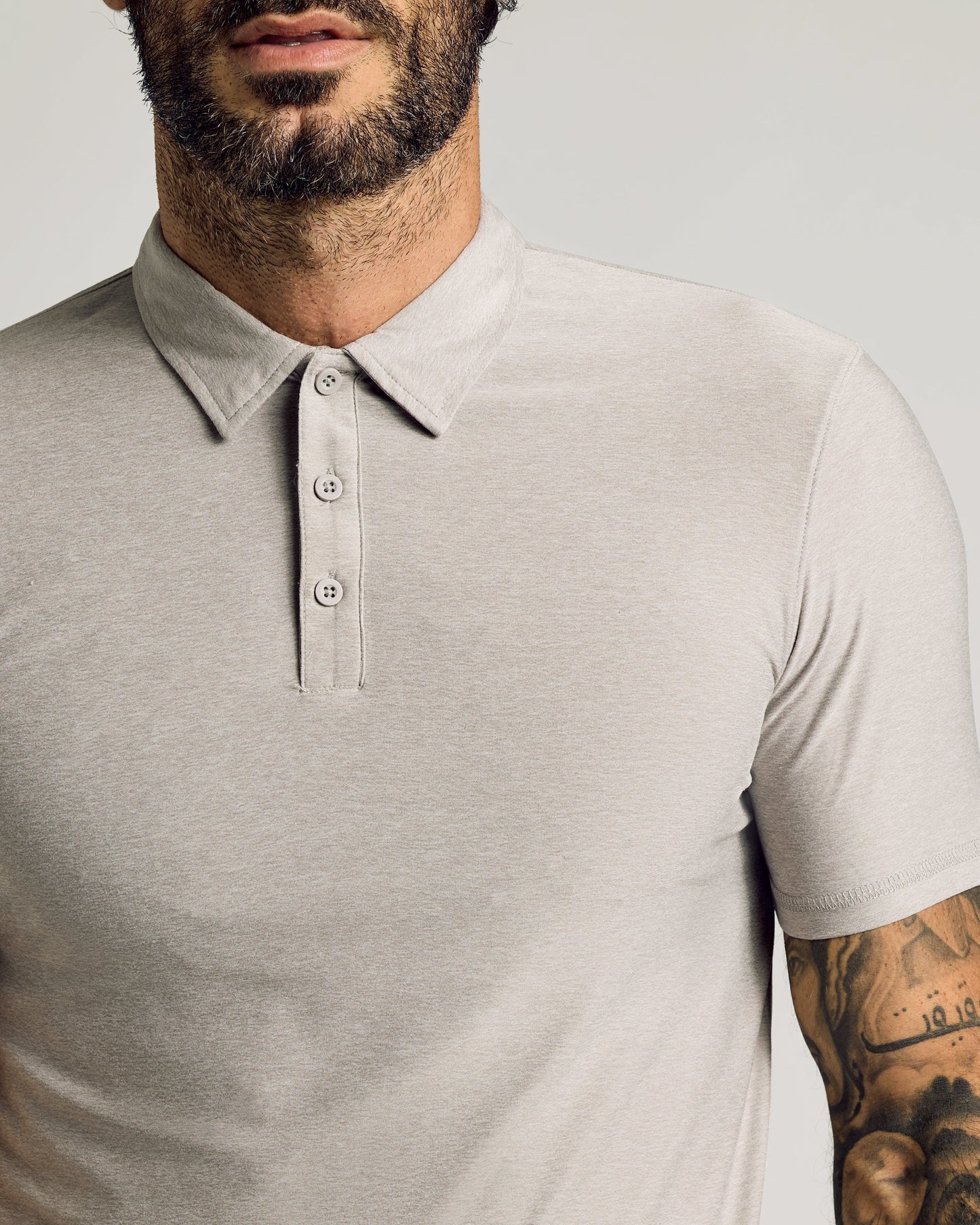 Polo deportivo de manga corta largo en gris jaspeado claro