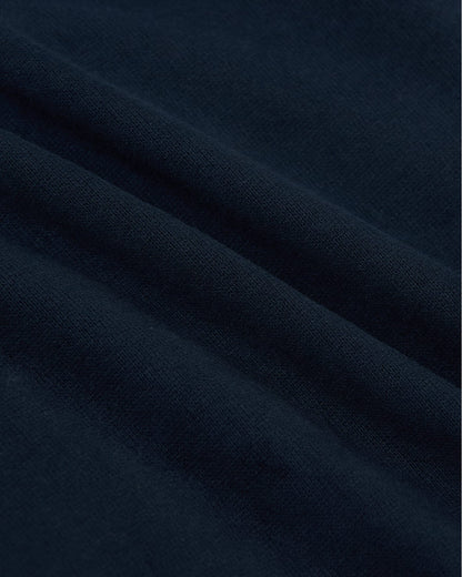 Camiseta de manga larga azul marino de tejido grueso con dobladillo curvo.