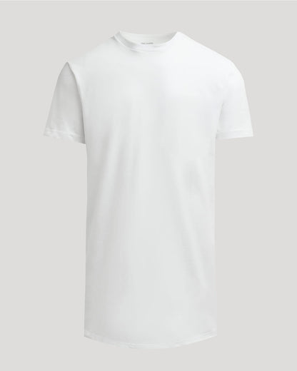Camiseta blanca alta de manga larga con dobladillo curvo.