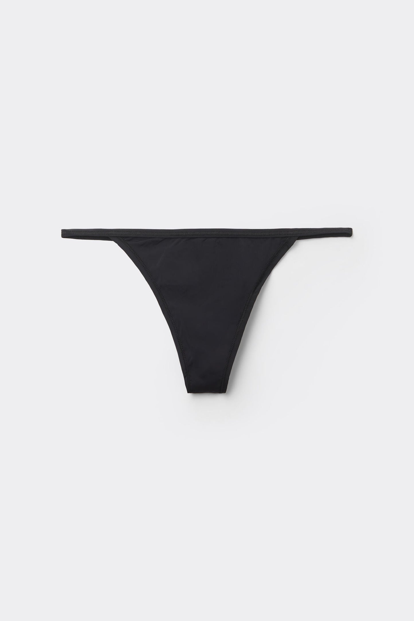Tanga de hilo con laterales estrechos confeccionada en microfibra ultraligera.