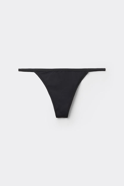 Tanga de hilo con laterales estrechos confeccionada en microfibra ultraligera.