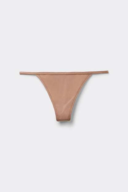 Tanga de hilo con laterales estrechos confeccionada en microfibra ultraligera.