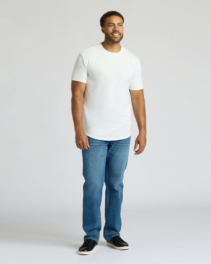 Camiseta blanca alta de manga larga con dobladillo curvo.