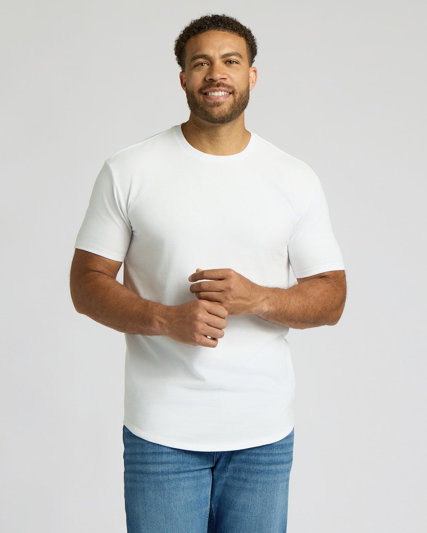 Camiseta blanca alta de manga larga con dobladillo curvo.