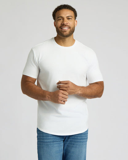 Camiseta blanca alta de manga larga con dobladillo curvo.