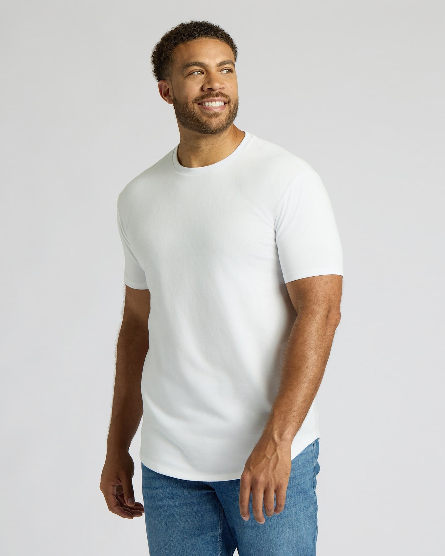 Camiseta blanca alta de manga larga con dobladillo curvo.