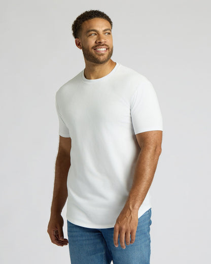 Camiseta blanca alta de manga larga con dobladillo curvo.