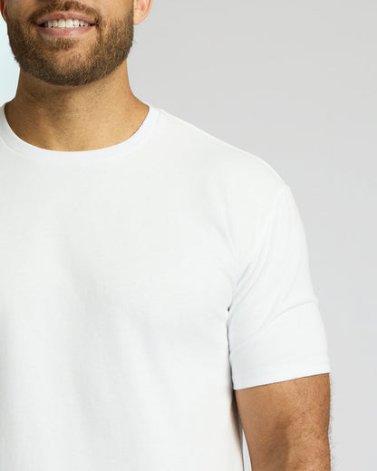 Camiseta blanca alta de manga larga con dobladillo curvo.