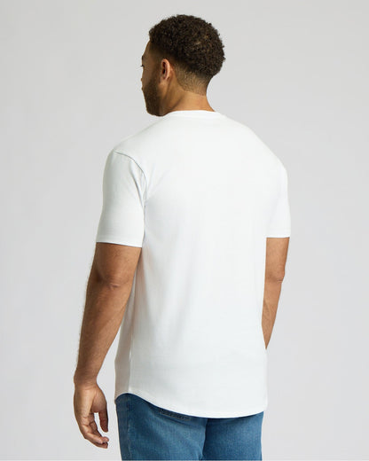 Camiseta blanca alta de manga larga con dobladillo curvo.