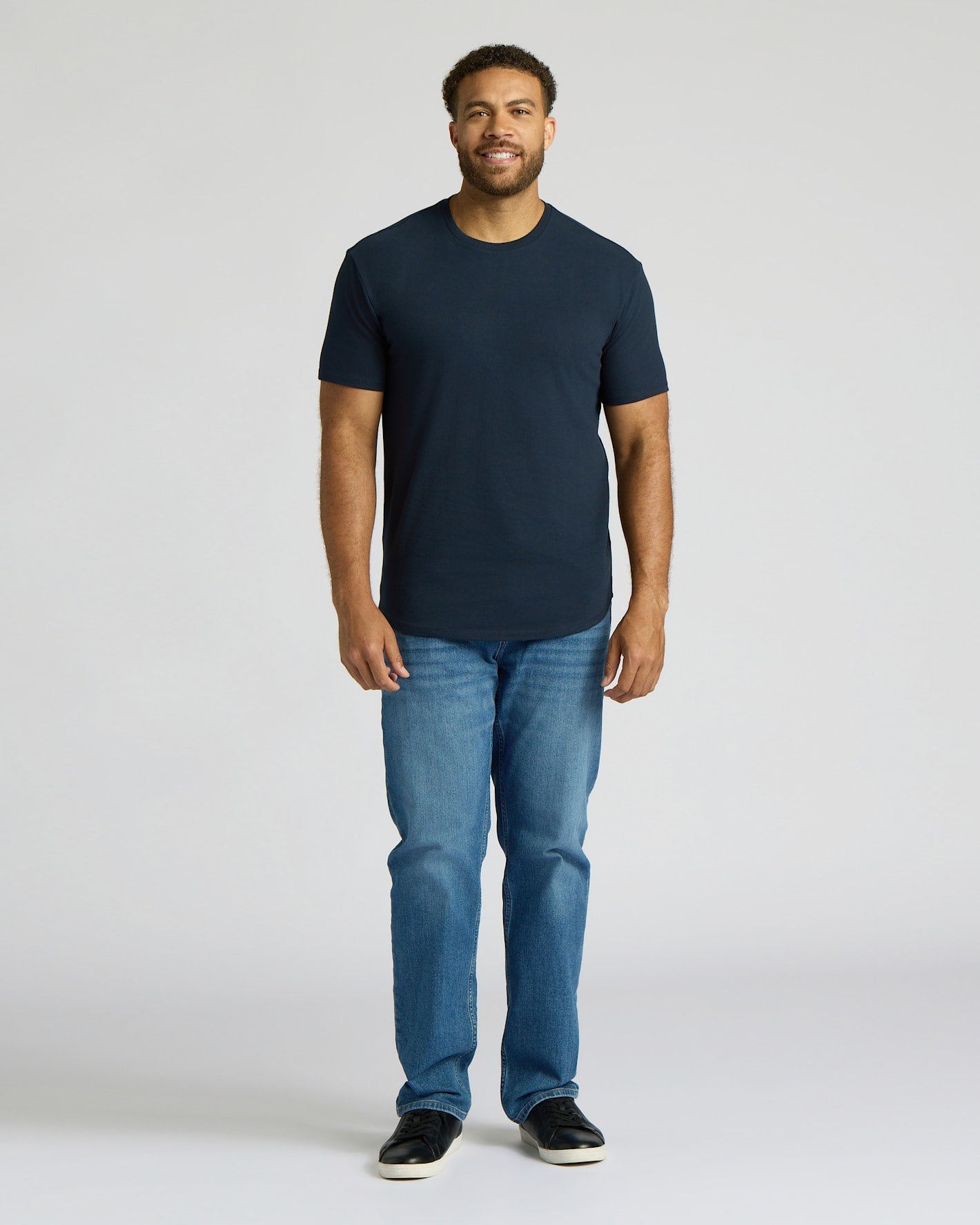 Camiseta de manga larga azul marino de tejido grueso con dobladillo curvo.