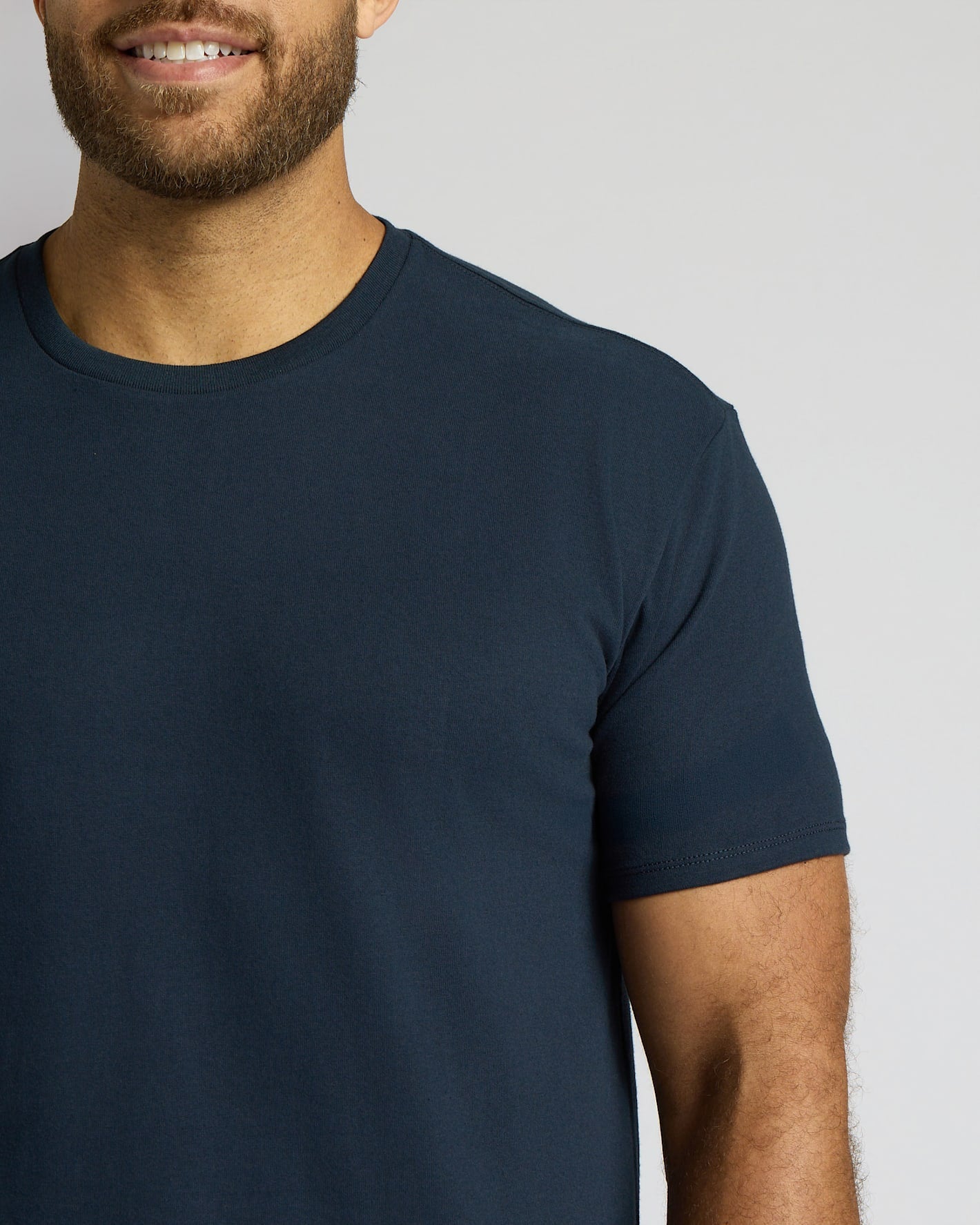 Camiseta de manga larga azul marino de tejido grueso con dobladillo curvo.