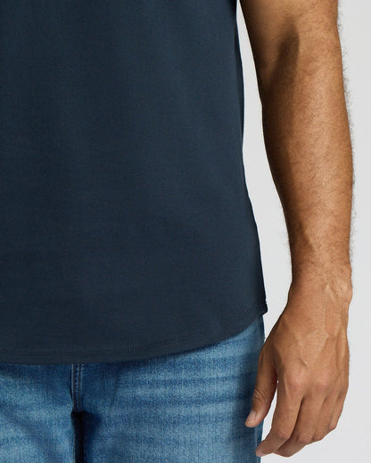 Camiseta de manga larga azul marino de tejido grueso con dobladillo curvo.