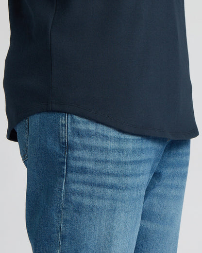 Camiseta de manga larga azul marino de tejido grueso con dobladillo curvo.