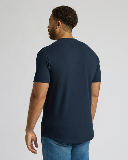 Camiseta de manga larga azul marino de tejido grueso con dobladillo curvo.