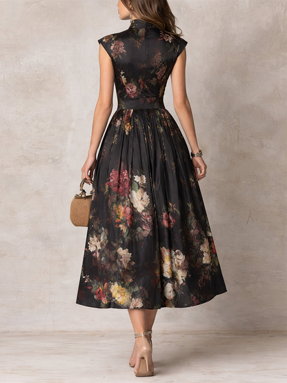 Violeta | Vestido de largo medio de satén negro plisado con estampado floral y escote lágrima