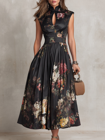 Violeta | Vestido de largo medio de satén negro plisado con estampado floral y escote lágrima