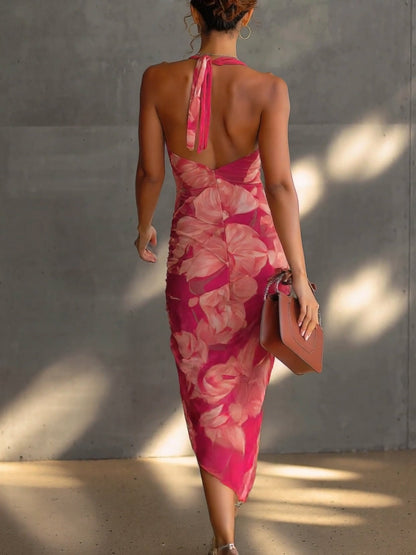 Martina | Vestido fucsia ajustado con estampado floral, drapeado lateral y abertura