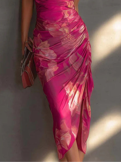 Martina | Vestido fucsia ajustado con estampado floral, drapeado lateral y abertura