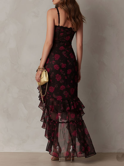 Ana| Vestido corto drapeado con estampado floral en negro y rojo y bajo con volantes