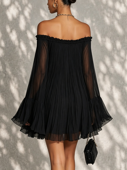 Minivestido Negro con Mangas Acampanadas y Hombros Descubiertos Fruncidos