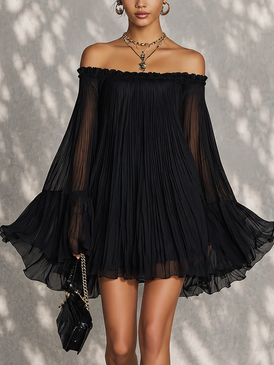 Minivestido Negro con Mangas Acampanadas y Hombros Descubiertos Fruncidos