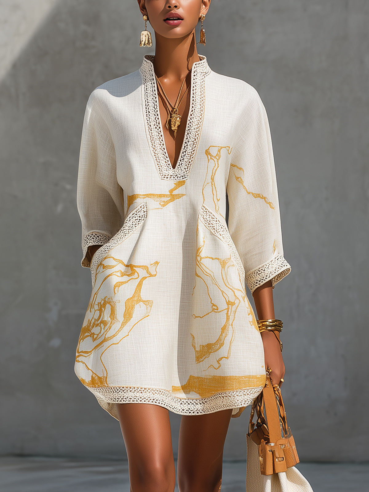 Minivestido de Encaje de Ganchillo Marfil con Motivos Dorados y Escote en V