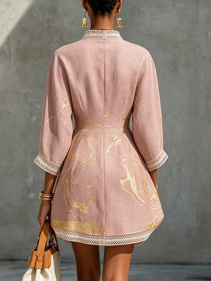Minivestido de Encaje de Ganchillo Rosa con Motivos Dorados y Escote en V