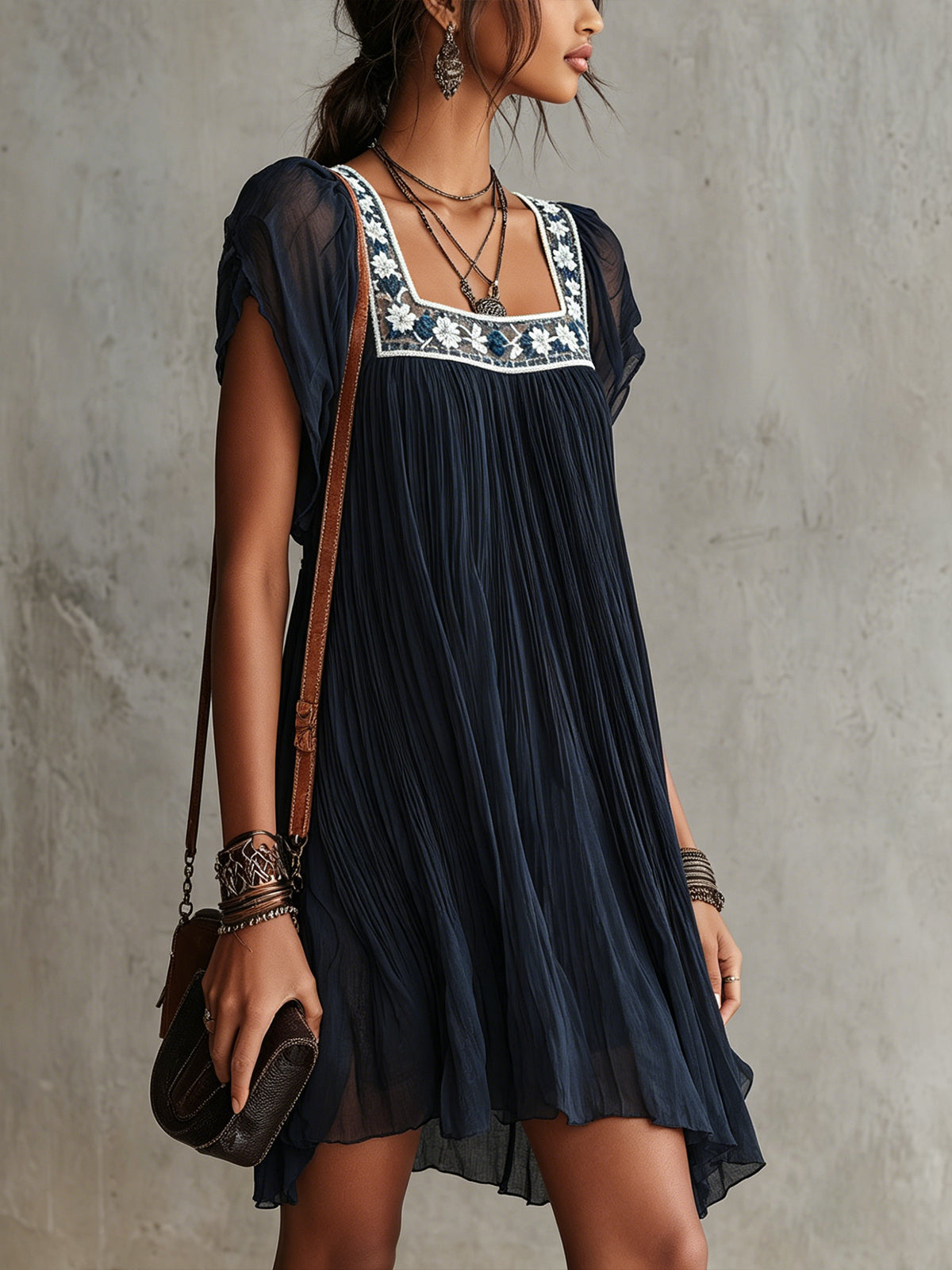 Minivestido Plisado de Gasa con Flores Bordadas en Azul Marino