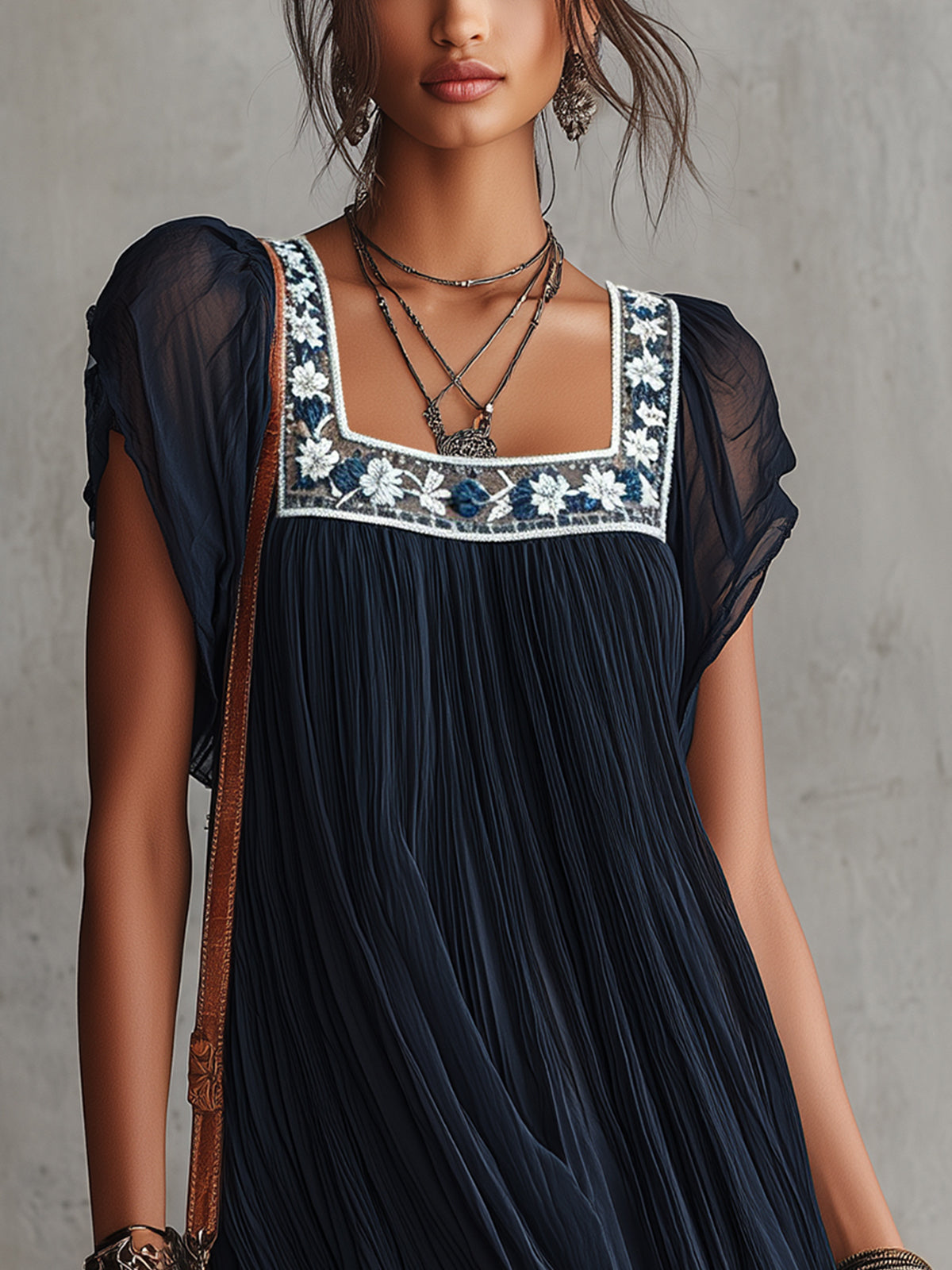 Minivestido Plisado de Gasa con Flores Bordadas en Azul Marino